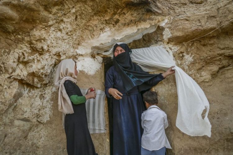 Return to Cave Dwelling in Bamyan Province: Residents Struggle for Life Without Basic Amenities