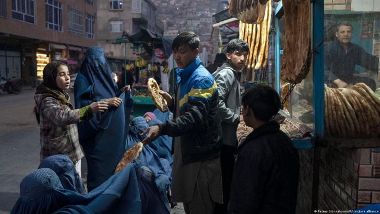 At night, impoverished Afghan citizens gather outside a bakery as volunteers distribute bread, highlighting the urgent food insecurity in the region. (Photo Credit: Petros Giannakouris/ap/picture alliance)