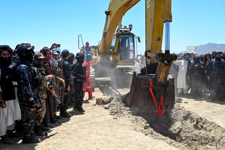 Taliban officials supervise oil drilling in the Amu Darya basin amid growing concerns over resource exploitation and lack of public benefit. (Photo Credit: Wakil KOHSAR / AFP)