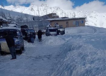 Residents and vehicles stranded in snow-covered Daykundi as blocked routes remain uncleared. (Photo Credit: AmuTV)
