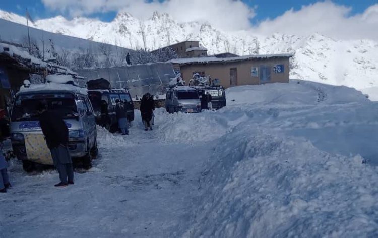 Residents and vehicles stranded in snow-covered Daykundi as blocked routes remain uncleared. (Photo Credit: AmuTV)