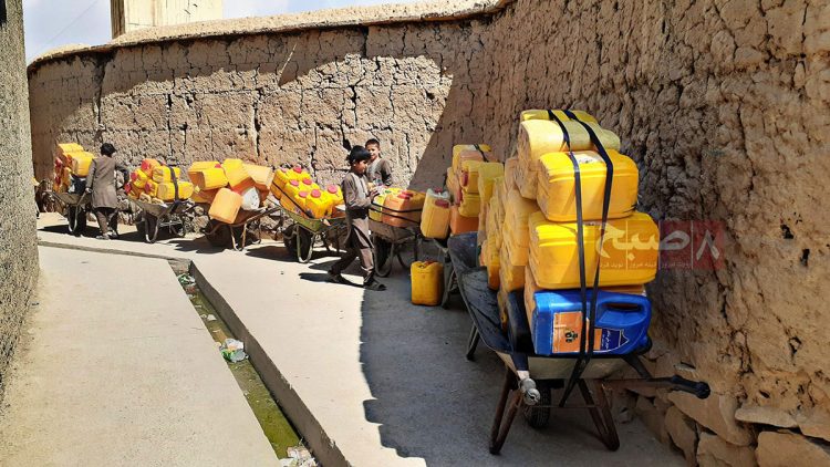 Residents of Kabul transport water containers in wheelbarrows, highlighting the city's severe water scarcity crisis. (Photo Credit: 8am.media)
