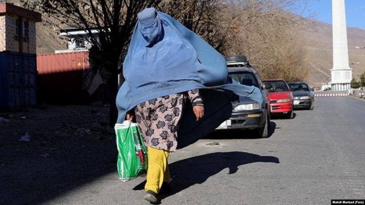An Afghan woman in Kabul carries supplies under strict Taliban restrictions, including the closure of women’s bathhouses. (Photo: Mahdi Mertizad, Fars)