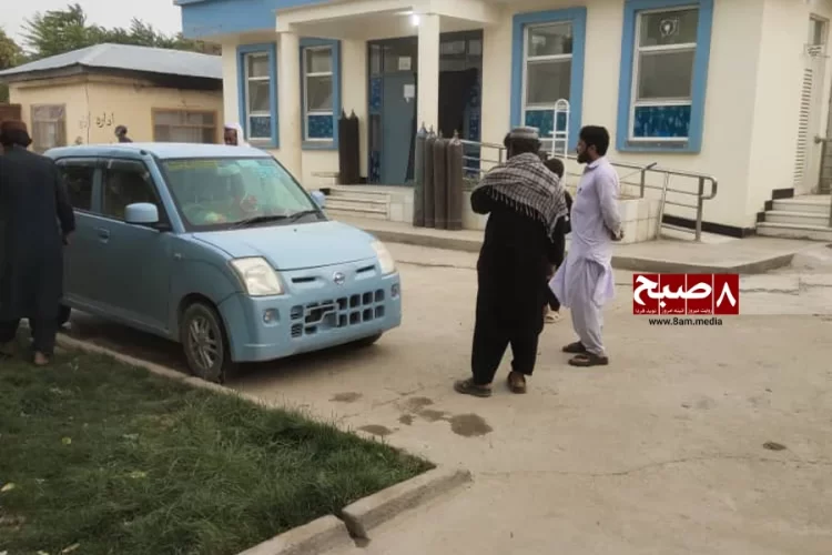 Residents gather outside a public clinic in Muqur District, Ghazni Province, amid complaints about inadequate healthcare services. (Photo Credit: 8am.media)