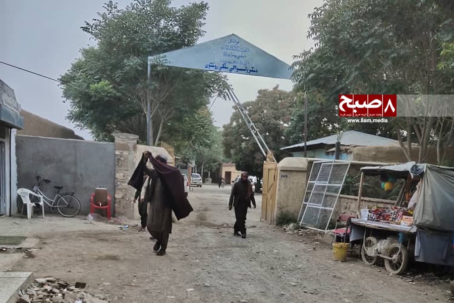 Residents walk past a healthcare facility in Muqur District, Ghazni Province, amid ongoing concerns over service quality. (Photo Credit: 8am.media)