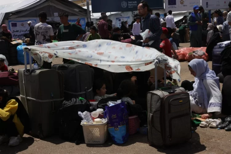 Afghan refugees gather at the Islam Qala–Dogharoun border, awaiting humanitarian aid amidst a worsening crisis. (Photo Credit: Marjan (IOM))