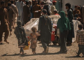Returnees of Afghanistan walk through a crowded border crossing after being deported from neighboring countries, many seeking aid and shelter upon arrival.(Photo Credit: IOMAFGHANISTAN/X)