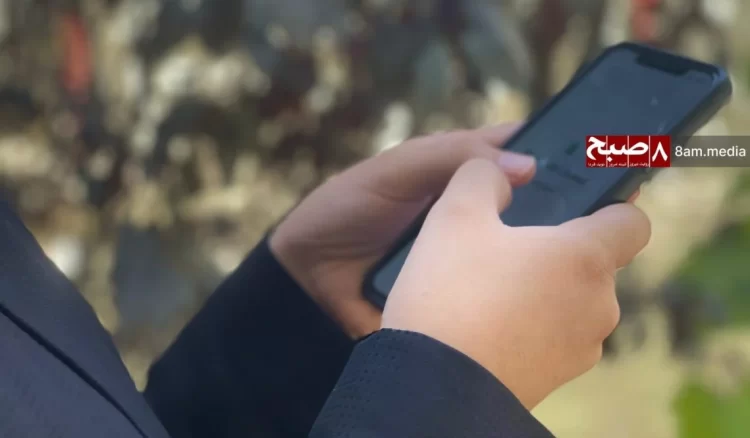 A person using a smartphone outdoors, highlighting the role of virtual platforms in modern relationships. (Photo Credit: 8am.media)