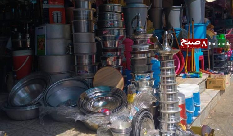 Stacks of aluminum and plastic cookware displayed at a market in Kabul, Afghanistan, where such affordable kitchen items have become commonplace despite growing health and environmental concerns. (Photo Credit: 8am.media)