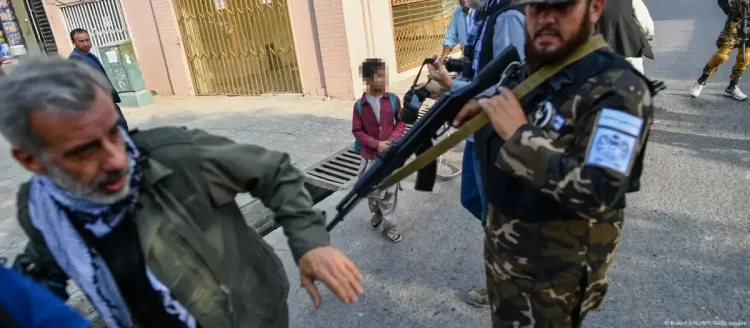 A Taliban fighter confronts journalists on the street, reflecting the growing climate of intimidation and restrictions on press freedom in Afghanistan. (Photo Credit: Social Media)
