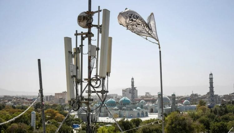 A Taliban flag flies beside a communications tower amid growing concerns over internet shutdowns in Afghanistan. (Photo Credit: AFG Shafaqna)