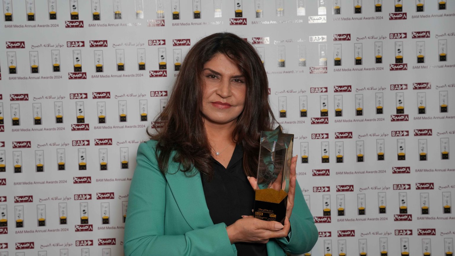 Noshaba Ashna, a presenter and journalist for Voice of America (VOA) Television, received the Qasim Akhgar Enlightenment Award. This award honors Qasim Akhgar’s dedication to intellectualism and justice. Born in Jalalabad, Ashna has also worked with BBC Radio as a writer, narrator, and producer of radio programs. The award recognizes her commitment to raising awareness and delivering accurate information to the Afghan public.