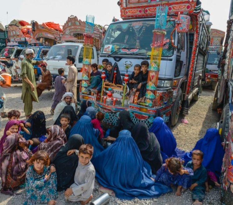 Families from Afghanistan prepare to leave Pakistan amid forced deportation policies that have affected thousands living in refugee villages across Balochistan, Khyber Pakhtunkhwa, and Punjab provinces. The UN has called for organized, voluntary returns with dignity and security. (Photo Credit: UNHCR)