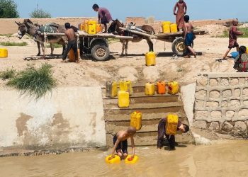 Children and families collect water from a community well in Afghanistan, where poor water management and rapid urbanization threaten public health and quality of life. (Photo Credit: UN-Habitat Afghanistan/F)