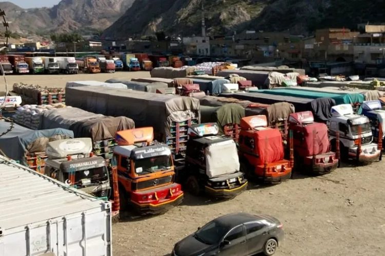 Trucks stranded at the Torkham border amid prolonged trade suspension between Afghanistan and Pakistan. (Photo Credit: Reuters)