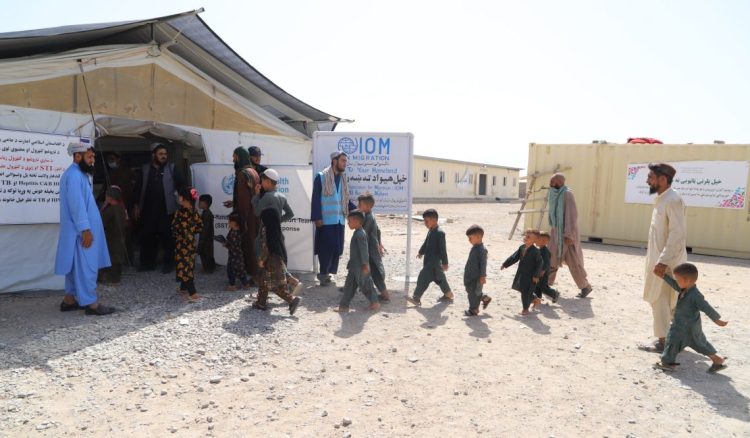 Children and families at an IOM health station in Afghanistan where polio vaccination services are provided to travelers at border crossings. (Photo Credit: @PolioFreeAfghan)