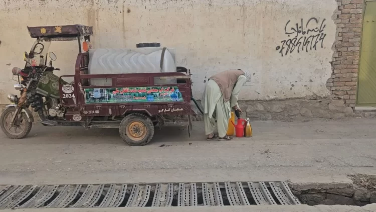 A Kabul resident fills water containers from a mobile tanker amid the city’s worsening water shortage. (Photo Credit: 8am.media)