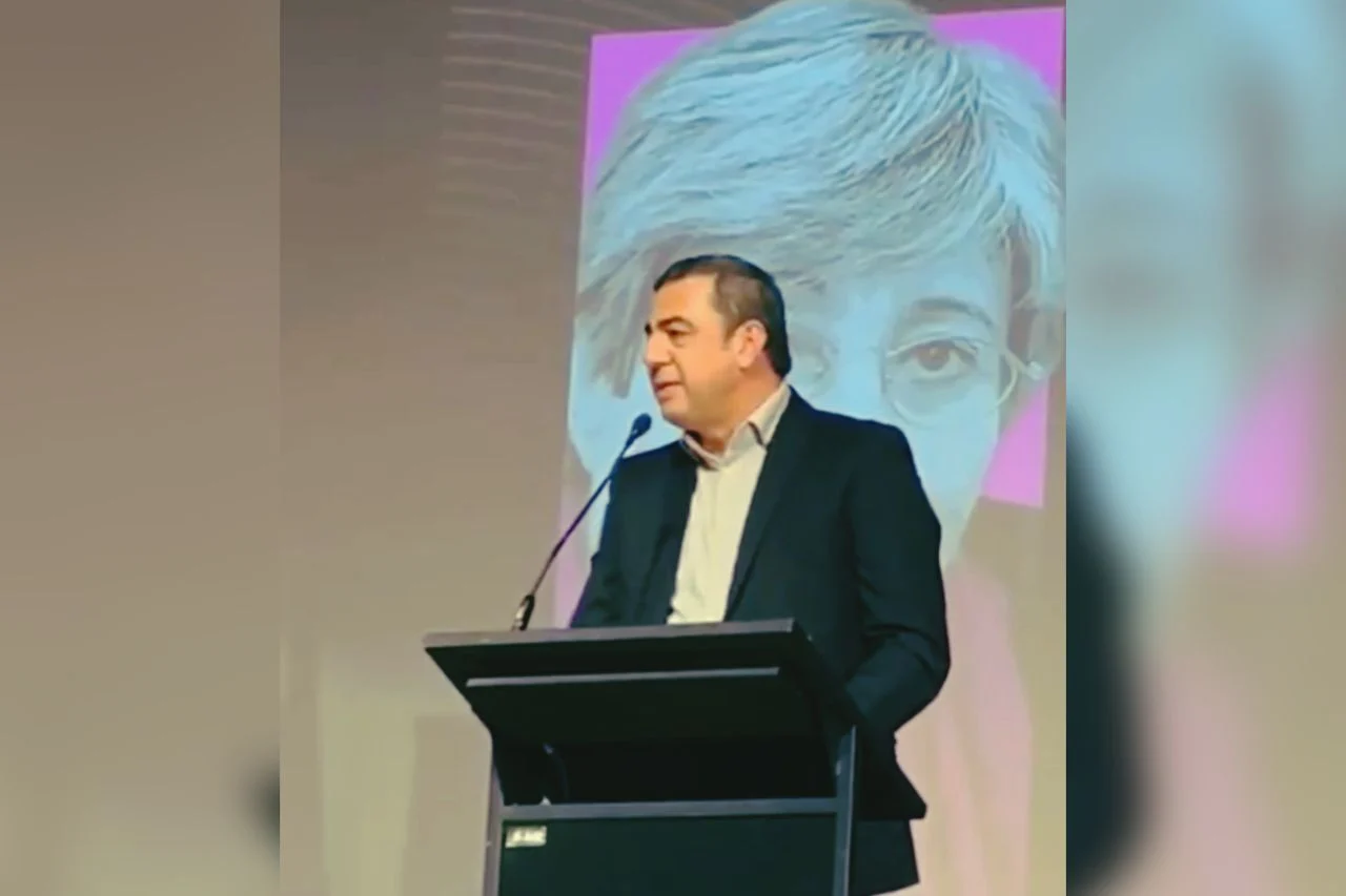 Sanjar Sohail, journalist and publisher of Hasht-e Subh Daily, speaks at the ceremony celebrating Dr. Sima Samar's legacy. (Photo Credit: 8am.media)