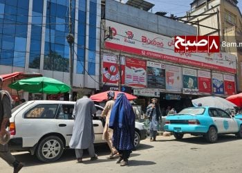 People move through a busy street in Kabul as unemployment and economic hardship continue to shape daily life under Taliban rule. (Photo Credit: 8am.media)