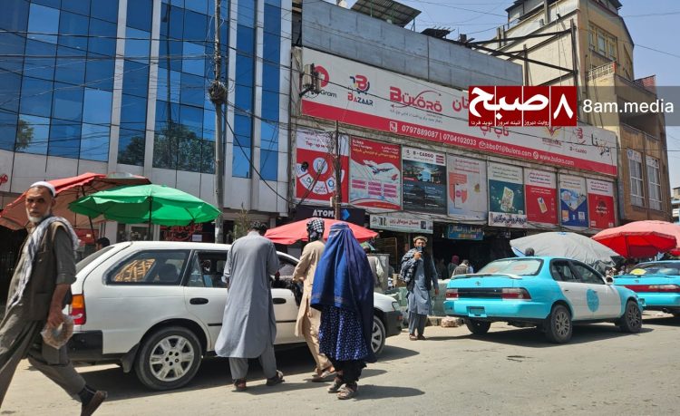 People move through a busy street in Kabul as unemployment and economic hardship continue to shape daily life under Taliban rule. (Photo Credit: 8am.media)
