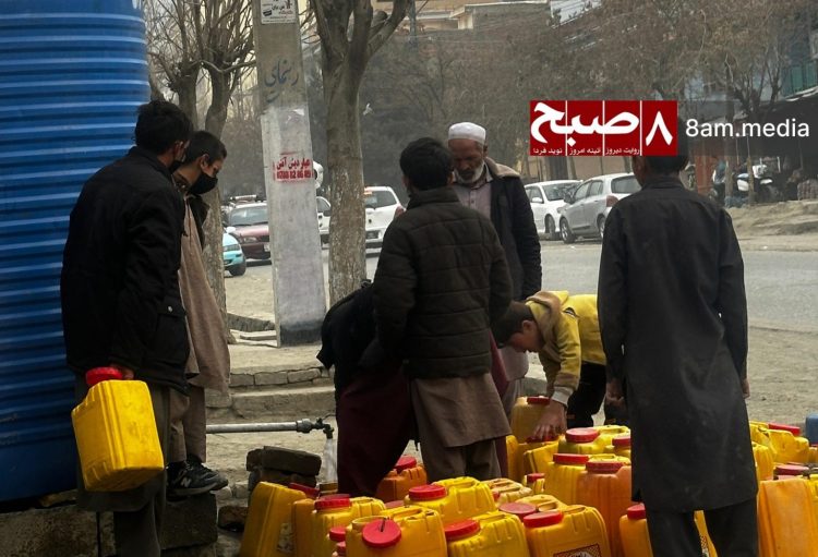 Kabul residents collect water in plastic containers as the capital struggles with a deepening water shortage and declining groundwater levels. Photo Credit: 8am.media
