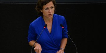 The photo shows Hanna Newman, a member of the European Parliament, stating that remaining silent in the face of the Taliban is tantamount to complicity with them. Photo Credit: ALEXEY VITVITSKY/AFP/EAST NEWS