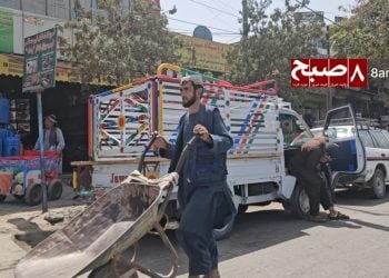 A laborer pushes a wheelbarrow through a busy Kabul street as Afghanistan faces record unemployment and deepening poverty ahead of Ramadan 2026. (Photo Credit: 8am.media)
