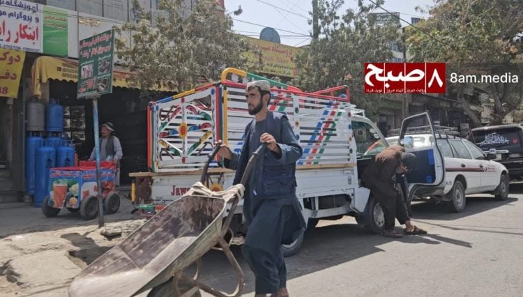 A laborer pushes a wheelbarrow through a busy Kabul street as Afghanistan faces record unemployment and deepening poverty ahead of Ramadan 2026. (Photo Credit: 8am.media)
