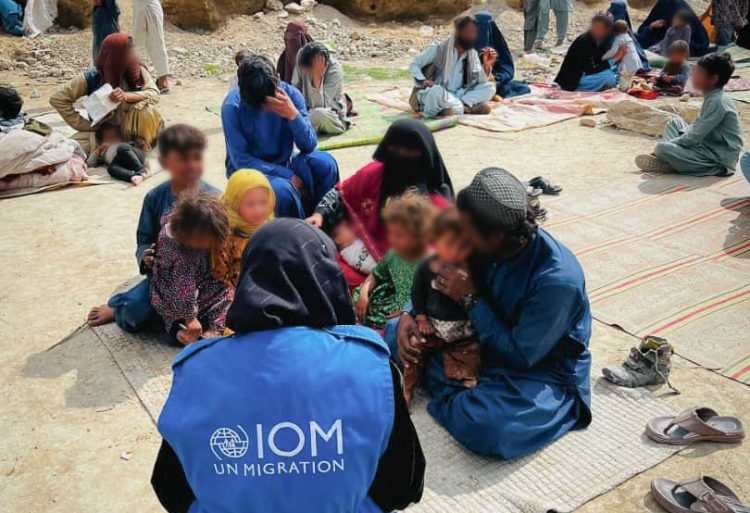 An IOM field officer meets with displaced families, including women and children, who have been forced to flee their homes amid ongoing clashes between the Taliban and Pakistani forces in eastern Afghanistan. (Photo Credit: IOM)