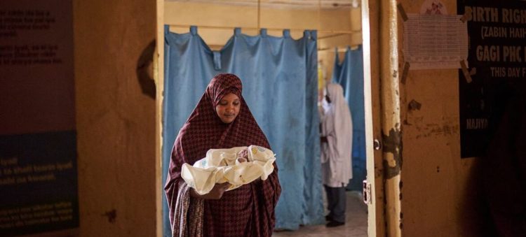 A mother holds her newborn in a hospital ward amid ongoing child mortality challenges. (Photo Credit: UNICEF)