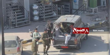 Pakistani security forces detain individuals on a street in Afghanistan amid escalating crackdowns on Afghan citizens and journalists. (Photo Credit: 8am.media)