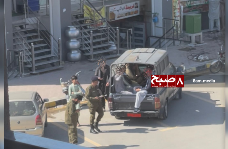 Pakistani security forces detain individuals on a street in Afghanistan amid escalating crackdowns on Afghan citizens and journalists. (Photo Credit: 8am.media)