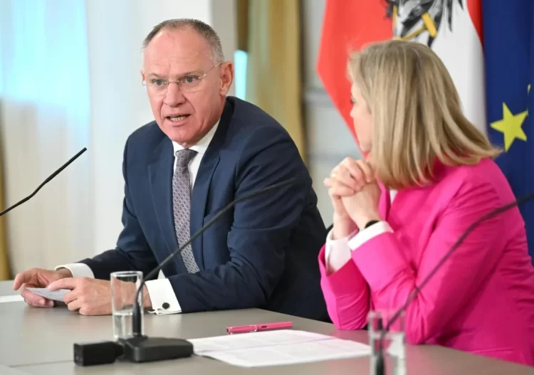 Austrian officials discussing deportation agreement with Uzbekistan in meeting room (Photo Credit: APA)