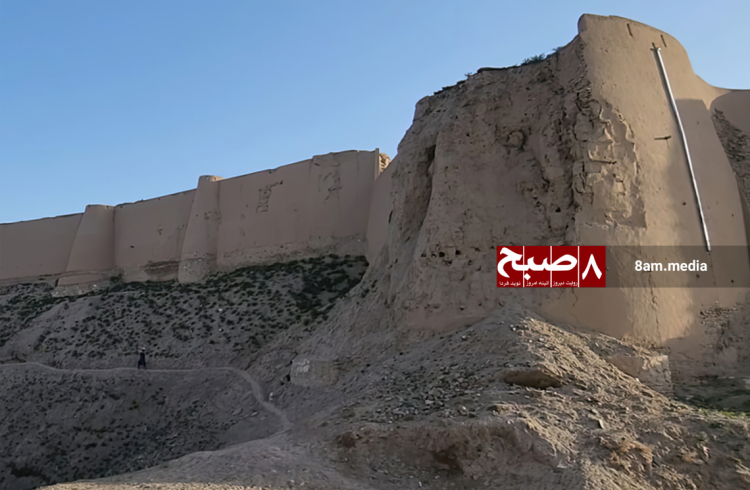 The deteriorating walls of Bala Hissar Fortress in Ghazni province, showing visible erosion and structural damage. (Photo Credit: 8am.media)