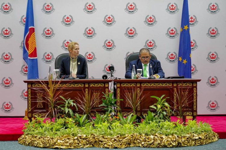 EU ASEAN officials meeting at conference table (Photo Credit: EUROPEAN UNION)