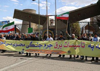 Human chain at power plant (Photo Credit: antikor)