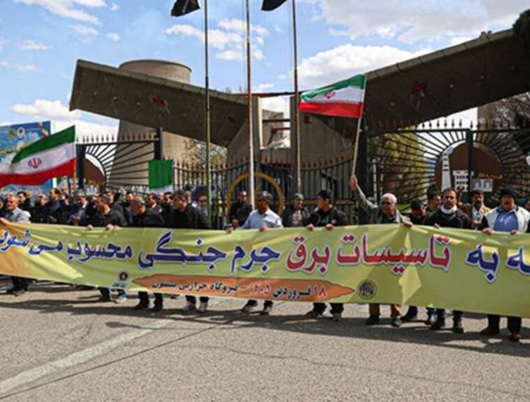 Human chain at power plant (Photo Credit: antikor)