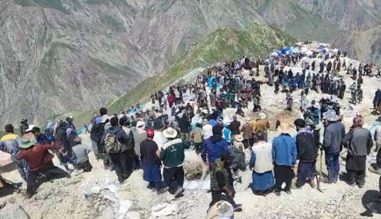 A large crowd of local residents gathers at a mountain mine site in Badakhshan province amid a clash with Taliban fighters over mining operations. (Photo Credit: Exclusive)
