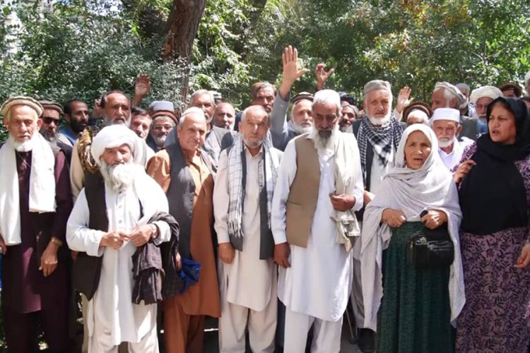 Elderly retirees and their relatives gather to demand payment of pensions withheld by the Taliban for nearly five years. (Photo credit: Social media)