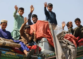Taliban officials say more than 2,600 people were returned to Afghanistan in a single day from neighboring countries. Many returnees are now facing serious challenges, including lack of shelter, unemployment, and economic hardship (Photo credit; Getty Images)