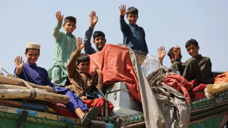 Taliban officials say more than 2,600 people were returned to Afghanistan in a single day from neighboring countries. Many returnees are now facing serious challenges, including lack of shelter, unemployment, and economic hardship (Photo credit; Getty Images)