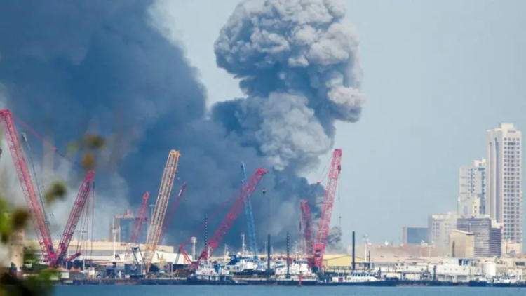 In the image, the Strait of Hormuz is seen covered in thick smoke and haze; a strategic and vital route for global energy trade that in recent days has been marked by regional tensions and security concerns. (Photo credit: Reuters )