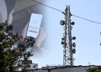 A user checks a "No internet connection" notice on a smartphone near a telecommunications tower in Afghanistan amid sharply rising internet prices. (Photo credit: Pexels)