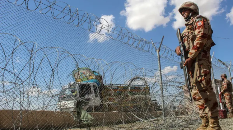 A Pakistani security personnel member on duty at a border post. (Photo: GETTY)