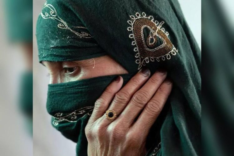 A woman in eastern Afghanistan faces the compounding hardships of earthquake displacement and border conflict amid growing humanitarian concerns. (Photo credit: UN Women)