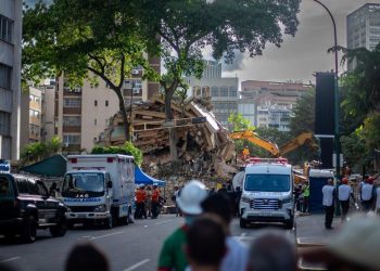 Emergency responders and heavy machinery operate at the site of a collapsed building following the deadly earthquakes in Venezuela, as search and rescue efforts continue (Photo: UNDP)