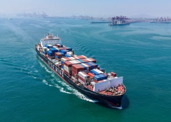 A commercial ship passing through the Strait of Hormuz, one of the world’s most important and strategic shipping routes. (Photo: AFP)