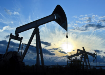 Oil pumpjacks operate at an oil field (Photo: Shutterstock)