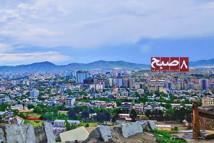 A panoramic view of Kabul's residential neighborhoods amid resident reports of rising theft and armed robberies in the city. (Photo credit: 8am.media)