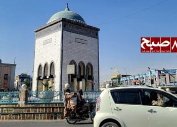 A mosque landmark stands over a busy Kandahar street as residents describe a fading culture of reading in the province. (Photo credit: 8am.media)